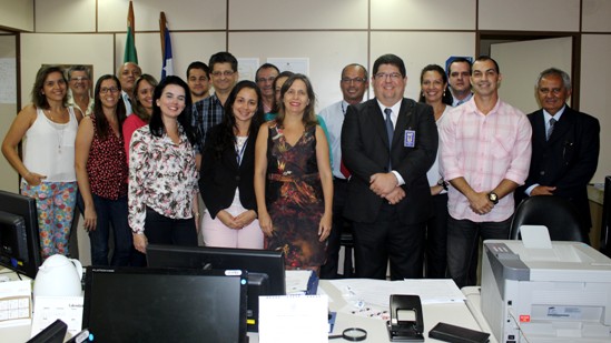 A juíza Renata Gaudenzi (à frente, de vestido colorido), ladeada pelo diretor Roberto Cerqueira, juntamente com a equipe da 2ª Vara, advogados e os diretores de Vara Edilberto Ramos (1ª VT/SSA) e Marcelo Cerqueira (23ª VT/SSA).
