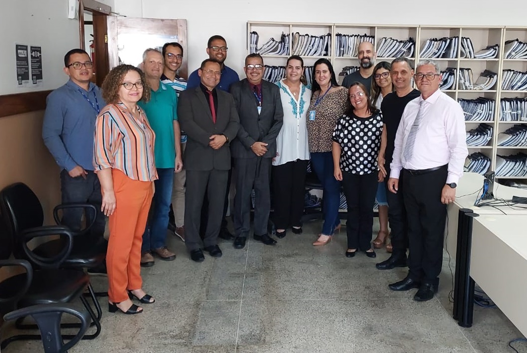 A presidente do TRT-5 Débora Machado com o juiz substituto Marcos Nunes Vitório e os servidores da Vara