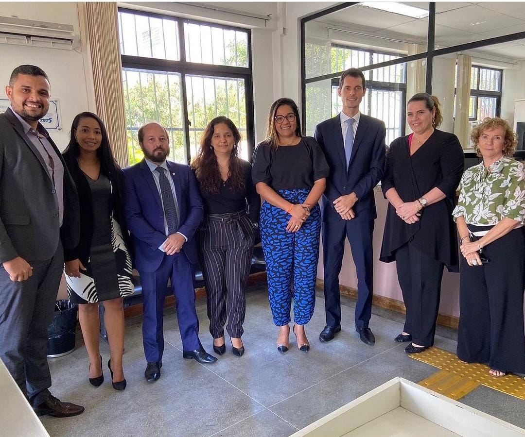 Fotografia das magistradas com representantes da advocacia em Jequié