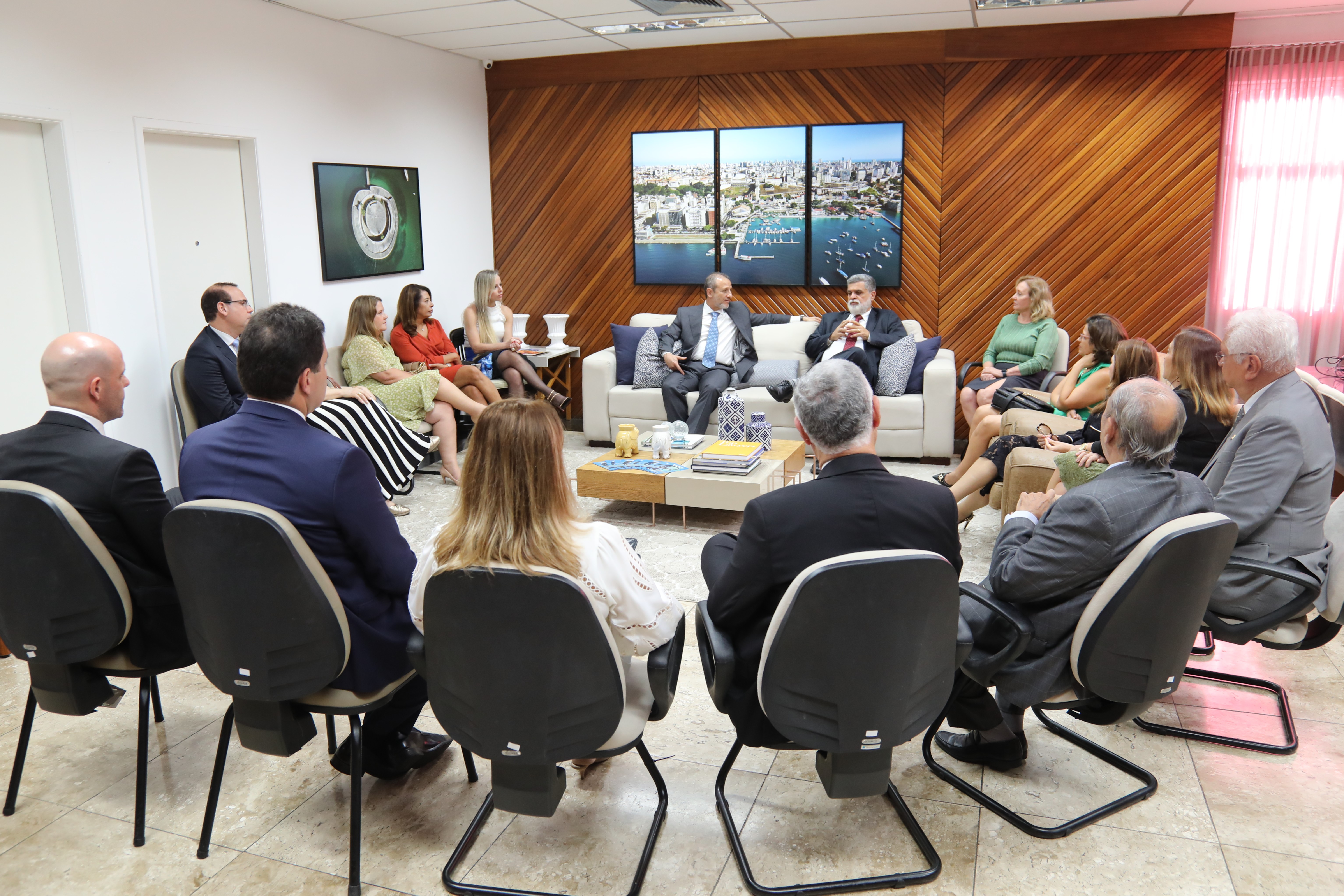 Fotografia da reunião entre o ministro Lélio Bentes e os desembargadores do TRT-5