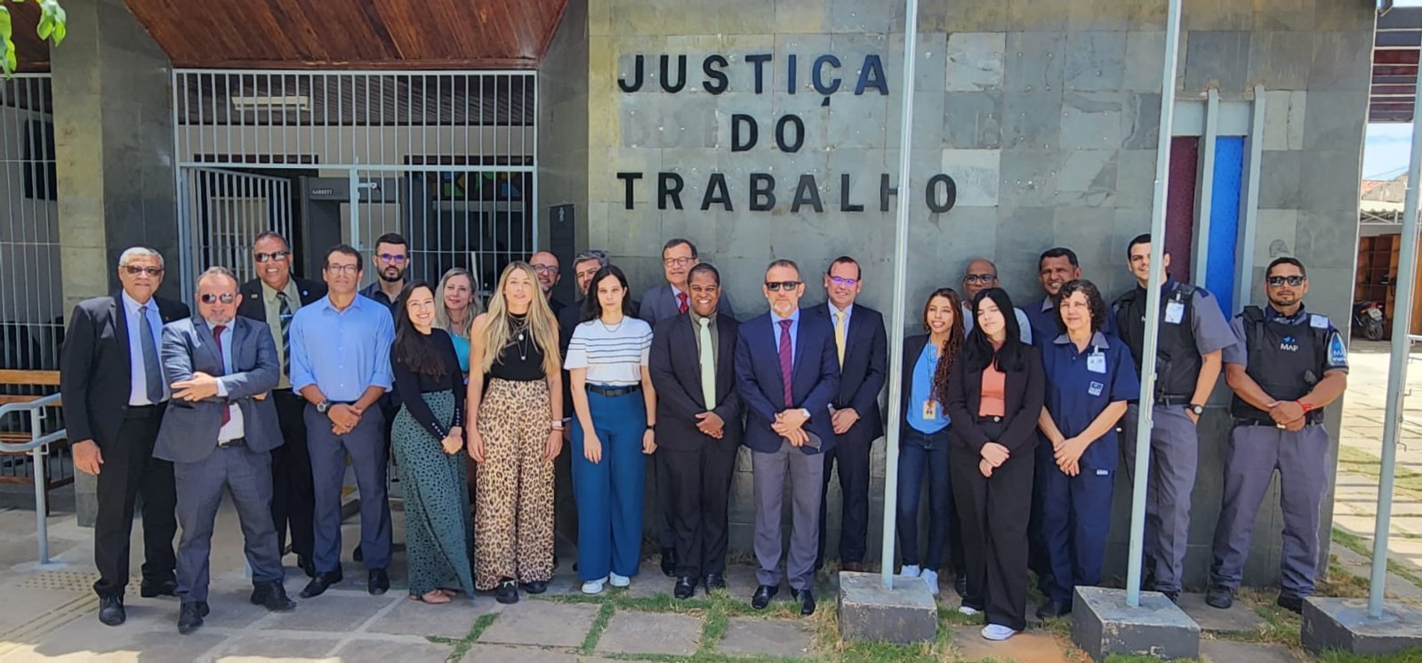 Fotografia da comitiva do presidente e servidores da VT de Euclides da Cunha em frente à sede da vara
