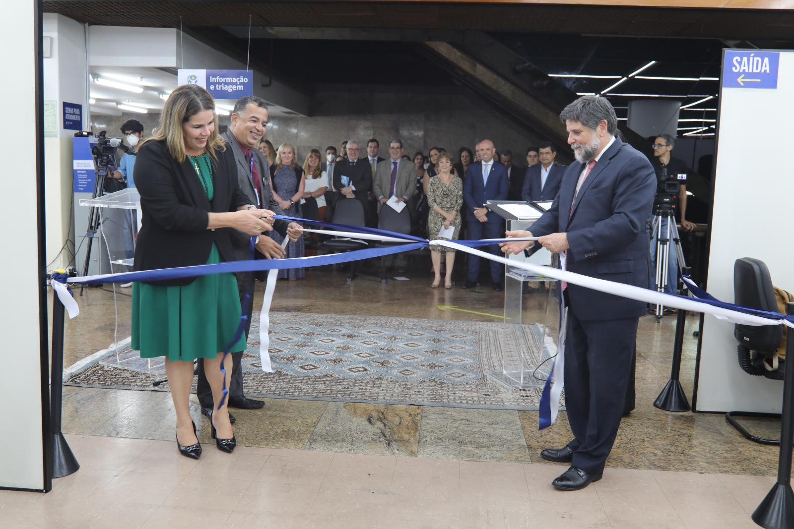 O ministro Caputo Bastos, a presidente do TRT-5, desembargadora Débora Machado, e o diretor-geral do TRT-5 Orocil Pedreira na inauguração. 