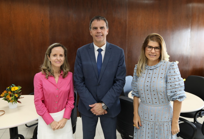 As juízas do TRT-5 Carla Cunha e Mônica Sapucaia com o juiz do TRT-3 Marcos Vinícius Barroso.