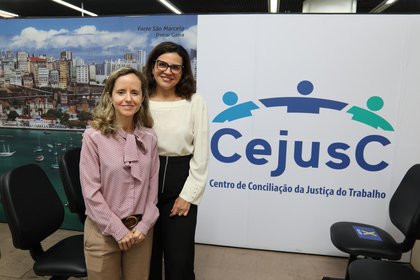 Foto da conciliadora do TRT da 5ª Região (TRT-5), desembargadora Ana Paola Diniz, e a titular da Secretaria de Execução e Expropriação do Tribunal, juíza Carla Fernandes da Cunha