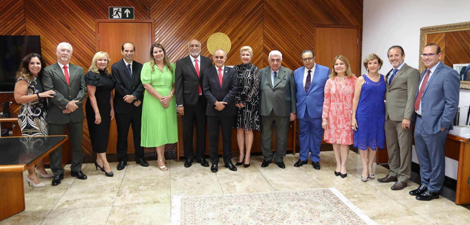 Os ministros do TST. desembargadores do TRT-5 e advogados homenageados no gabinete da presidência