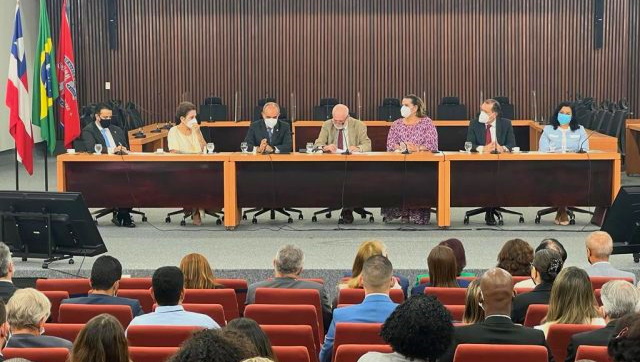Mesa composta por 7 autoridades no evento realizado no TJ da Bahia
