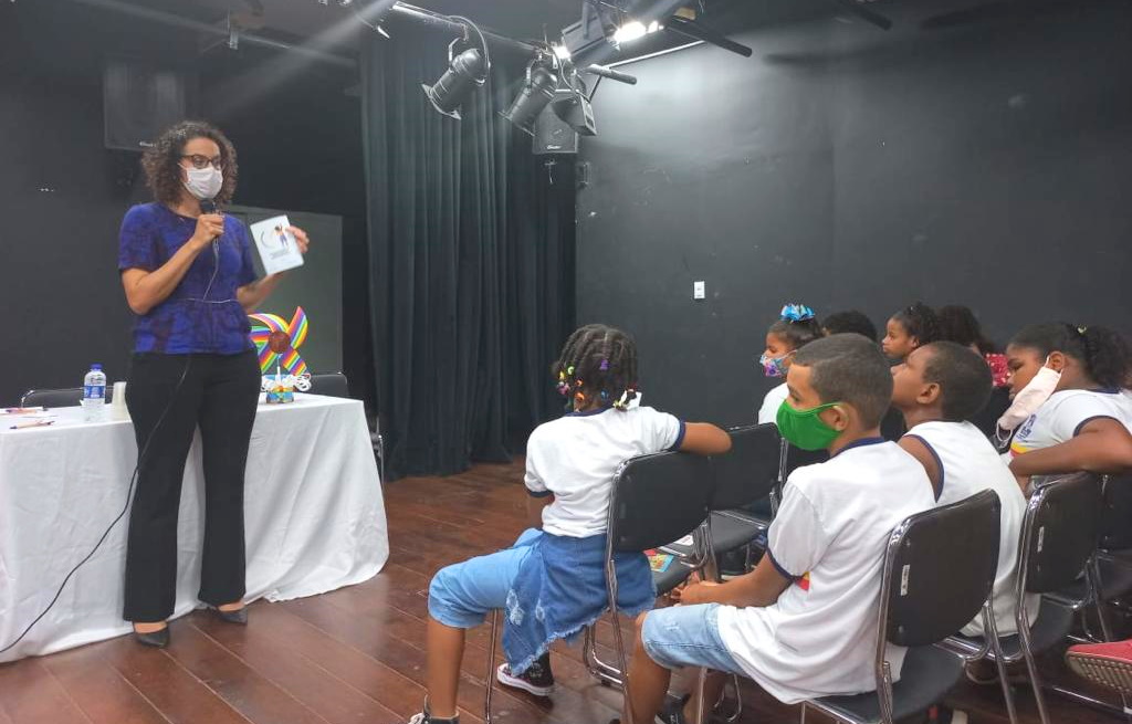A juíza do TRT-5 Viviane Martins fala para alunos em palestra