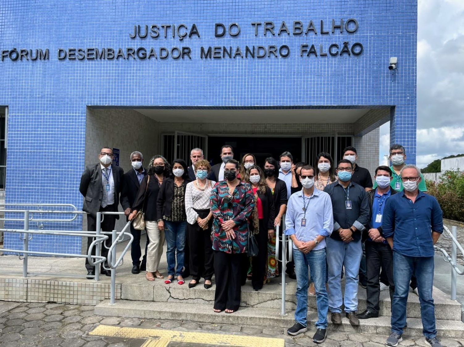 Foto da presidente do TRT-5 em frente ao Fórum de Teixeira de Freitas com magistrados e servidores
