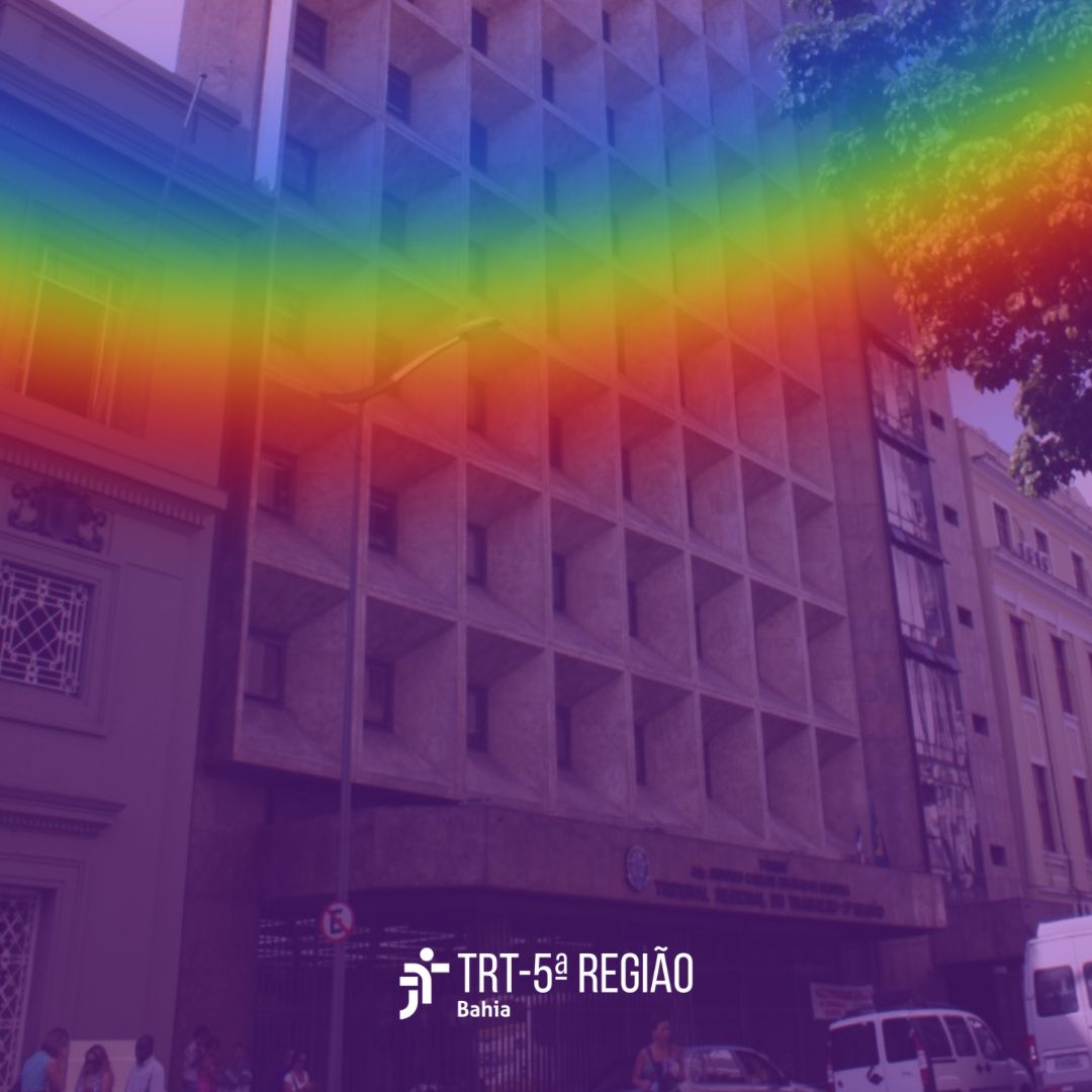 Foto da fachada do Fórum do Comércio com efeito roxo e ilustração do arco íris