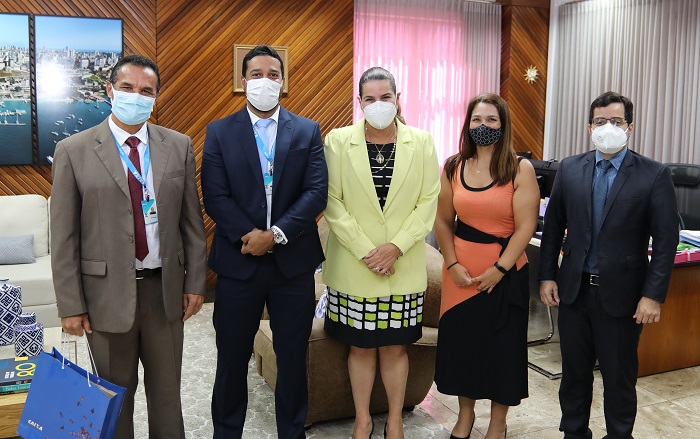 Foto da Presidente Débora Machado com dirigentes da Caixa Econômica em visita destes à Presidência do TRT-5