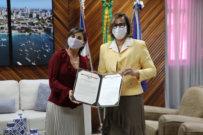 Imagem da desembargadora Dalila Andrade com a secretária estadual de Saúde, Tereza Carvalho