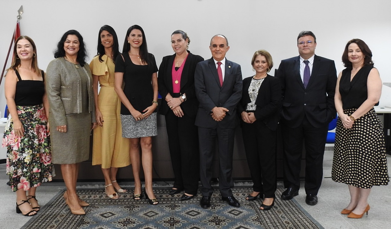O ministro do TST Cláudio Brandão, a presidente do TRT-5 Débora Machado e magistrados do TRT-5 e do Tribunal de Justiça