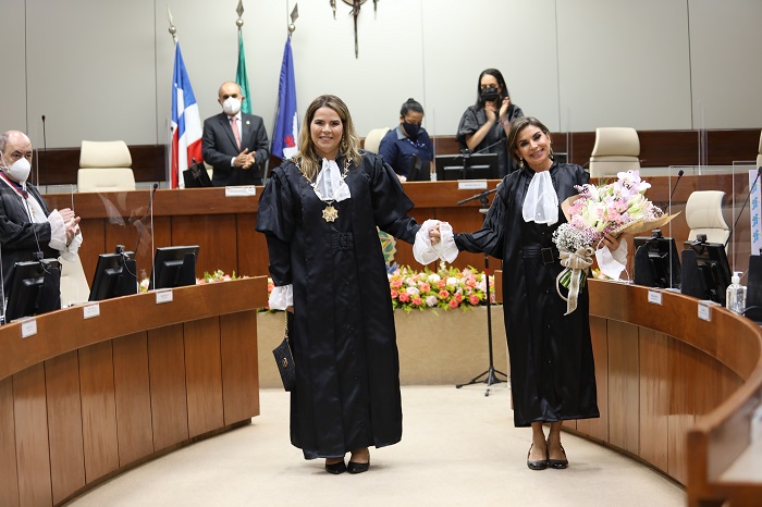 Foto da presidente Débora Machado com a sua antecessora no cargo, desembargadora Dalila Andrade