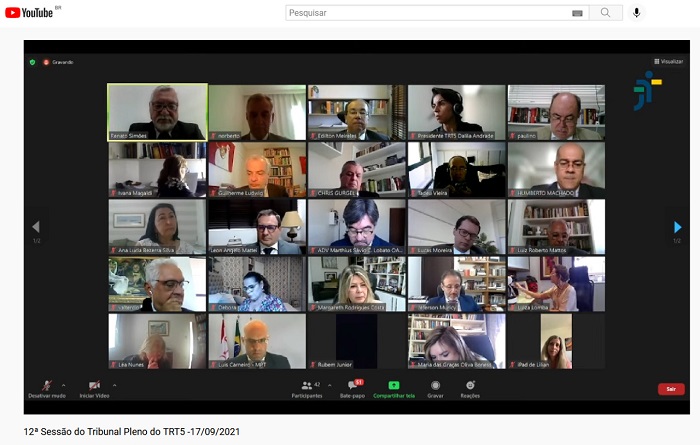 Imagem da sessão telepresencial do Pleno, com uma tela maior onde se vê as telas menores com as faces dos participantes da sessão