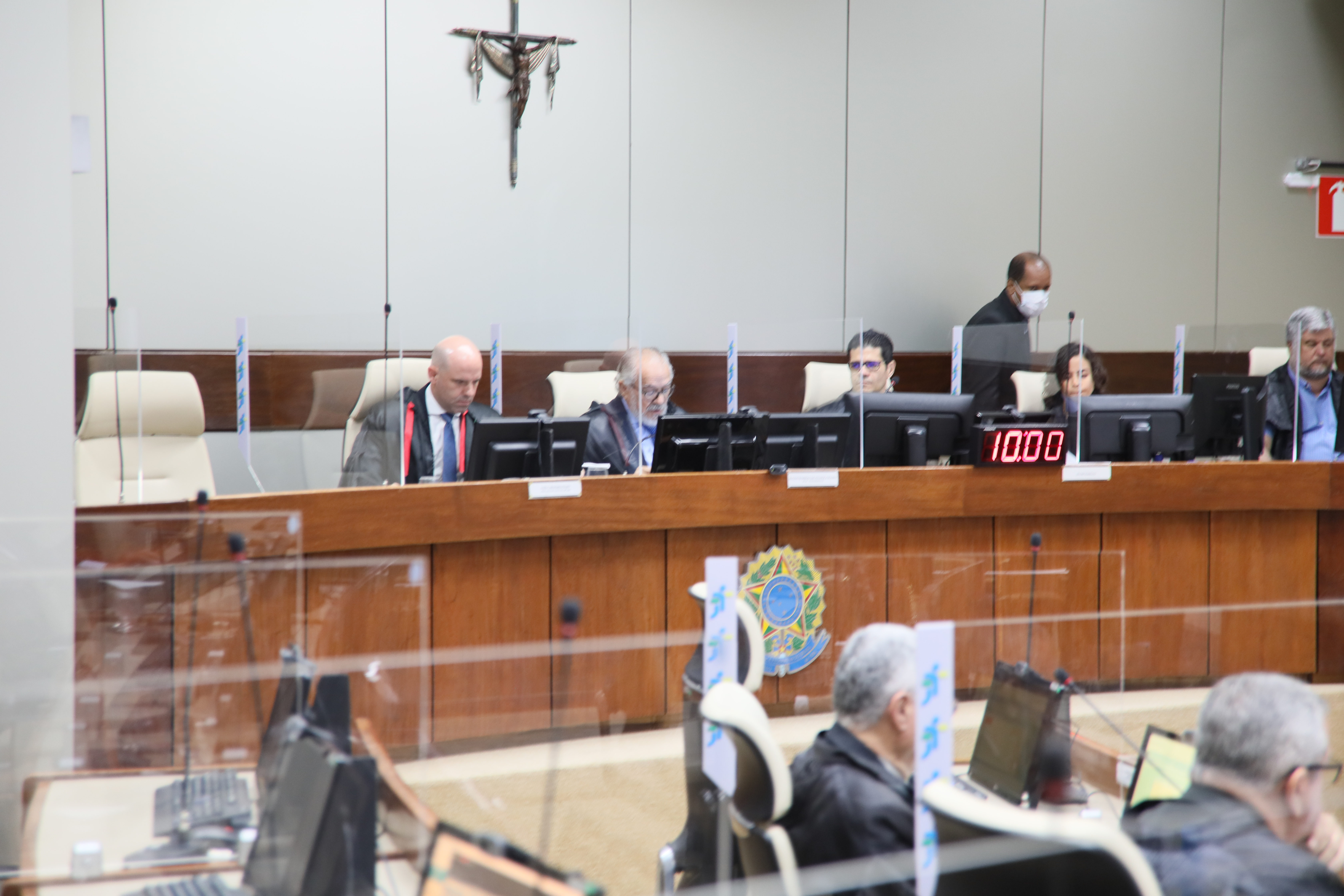 Imagem de sessão do Órgão Especial no dia 5 de maio. Temos o vice-presidente ao centro da mesa no Tribunal Pleno