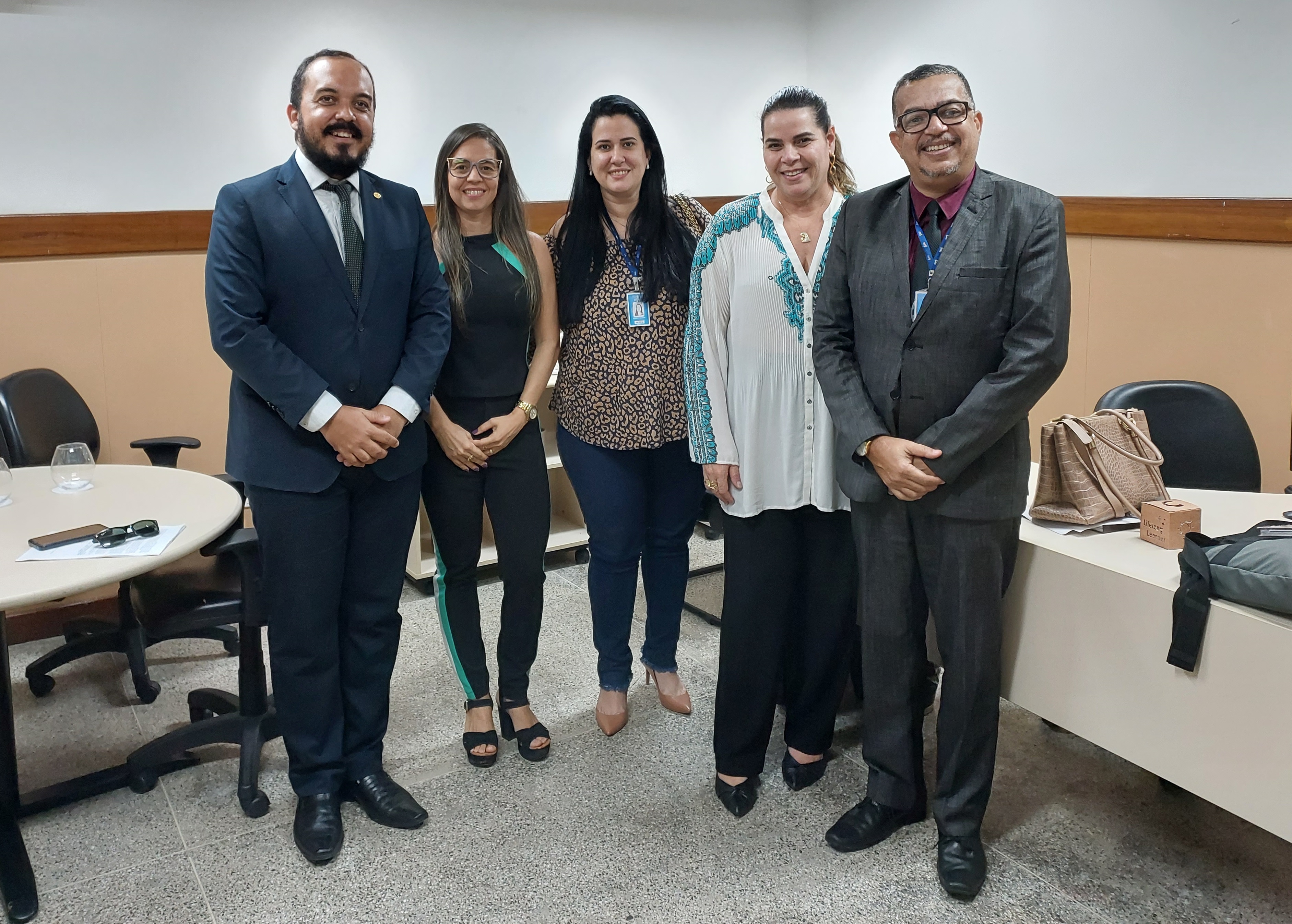 A presidente do TRT-5 Débora Machado com o presidente da subseção da Ordem dos Advogados do Brasil (OAB), Alisson Carvalho Fontes, e demais representantes da advocacia de Jacobina.