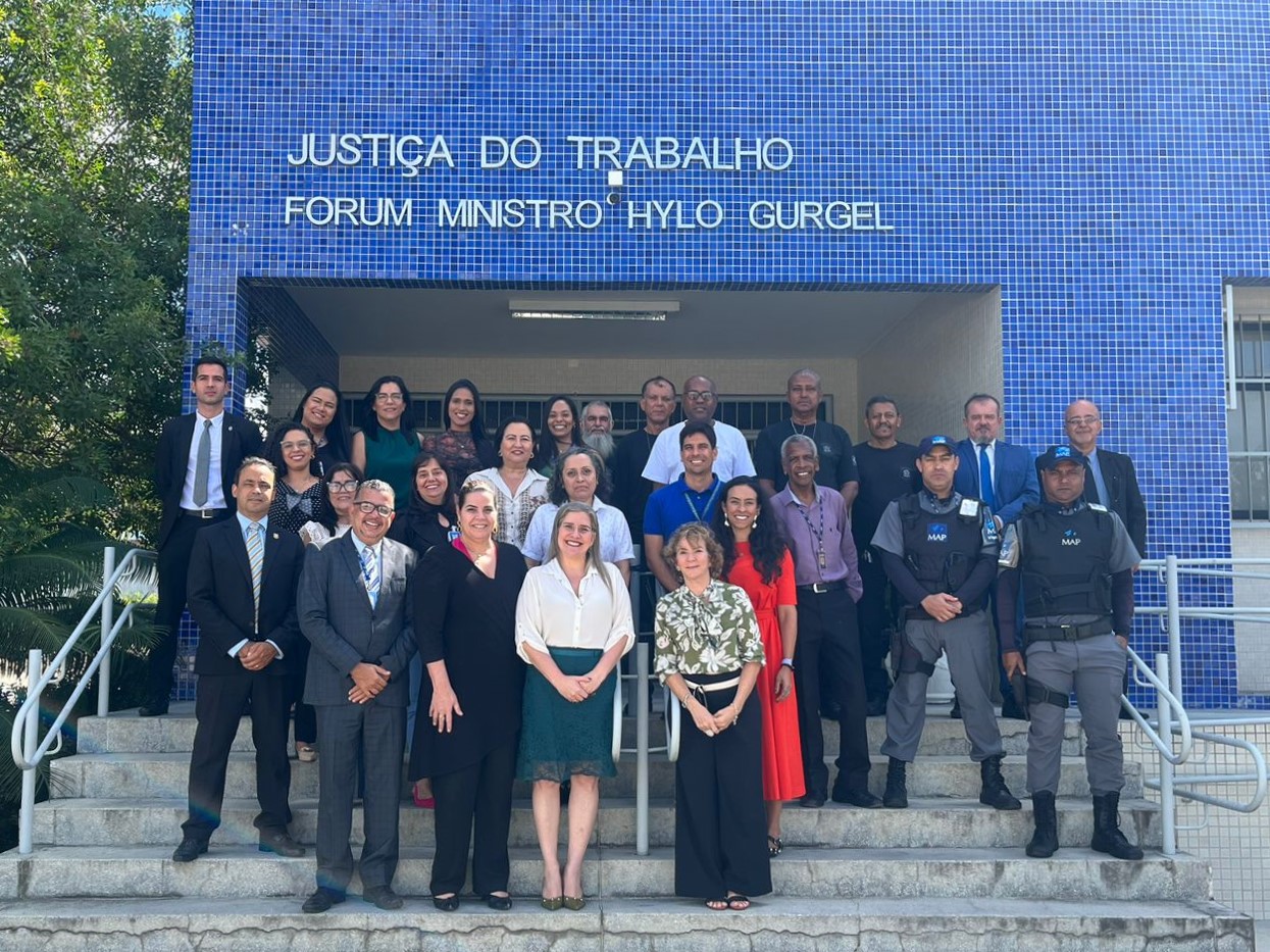 Fotografia da comitiva da Presidência e da Corregedoria com a equipe da VT de Jequié em frente ao fórum local 