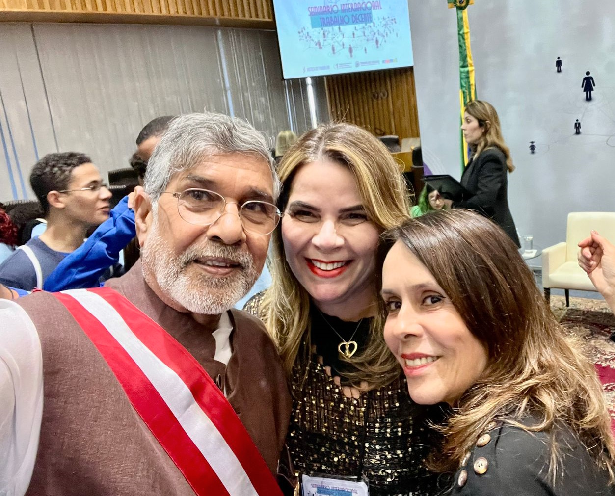 Uma selfie do vencedor do Nobel da Paz, da presidente do TRT-5 e da juíza Marília Sacramento 