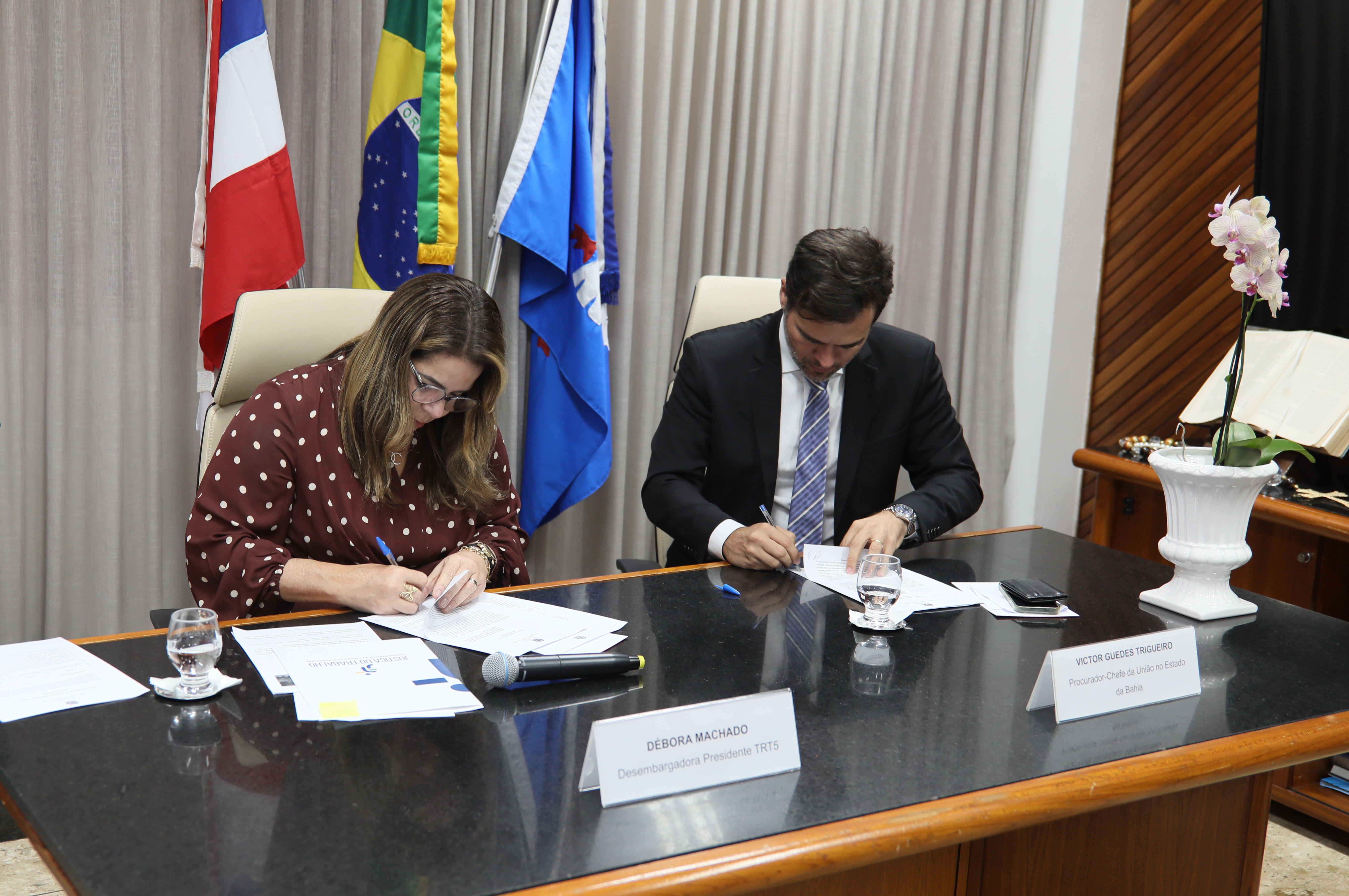 A presidente do TRT-5 e o procurador-chefe da União na Bahia assinam termo de cooperação 