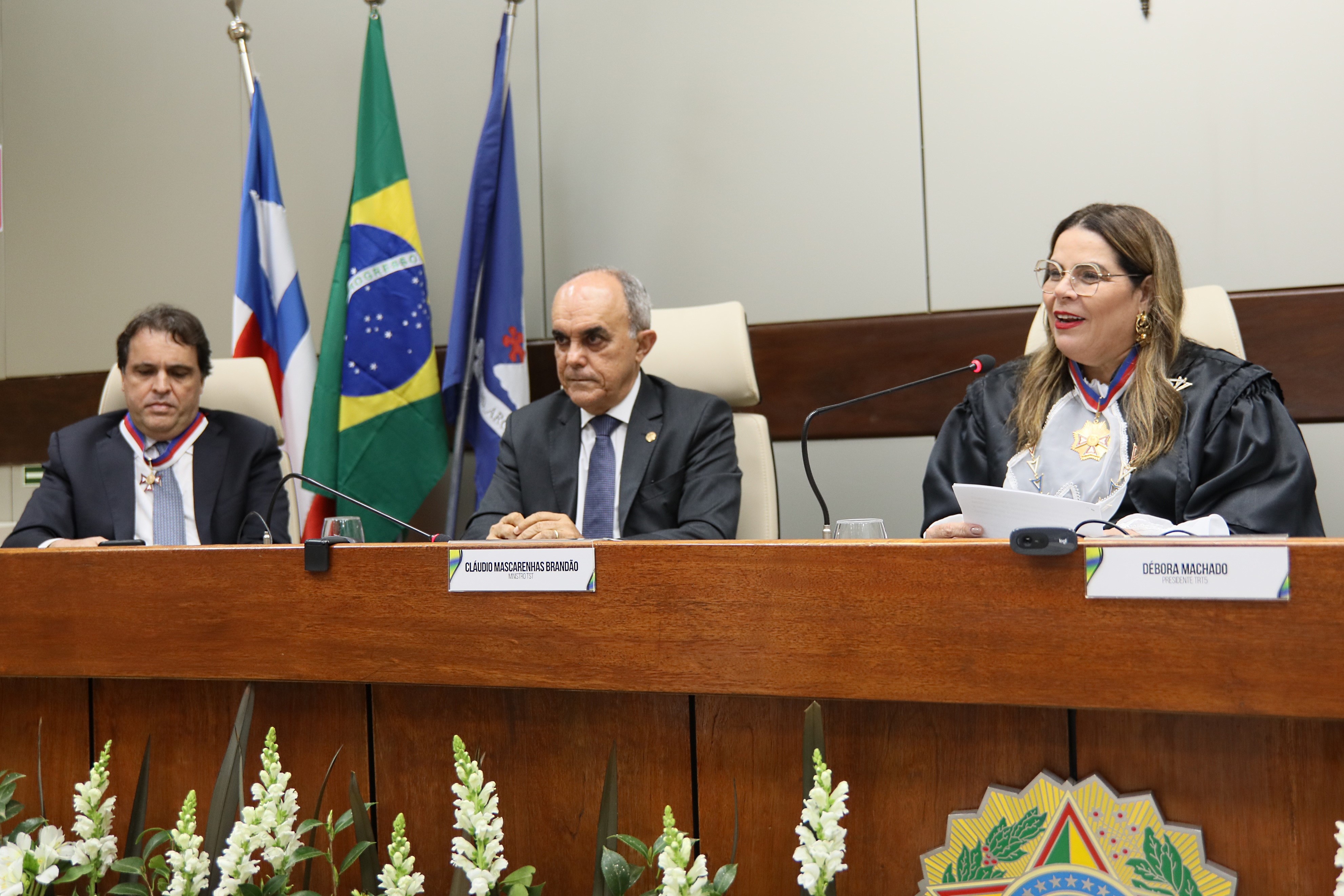 Fotografia da presidente Débora Machado discursando