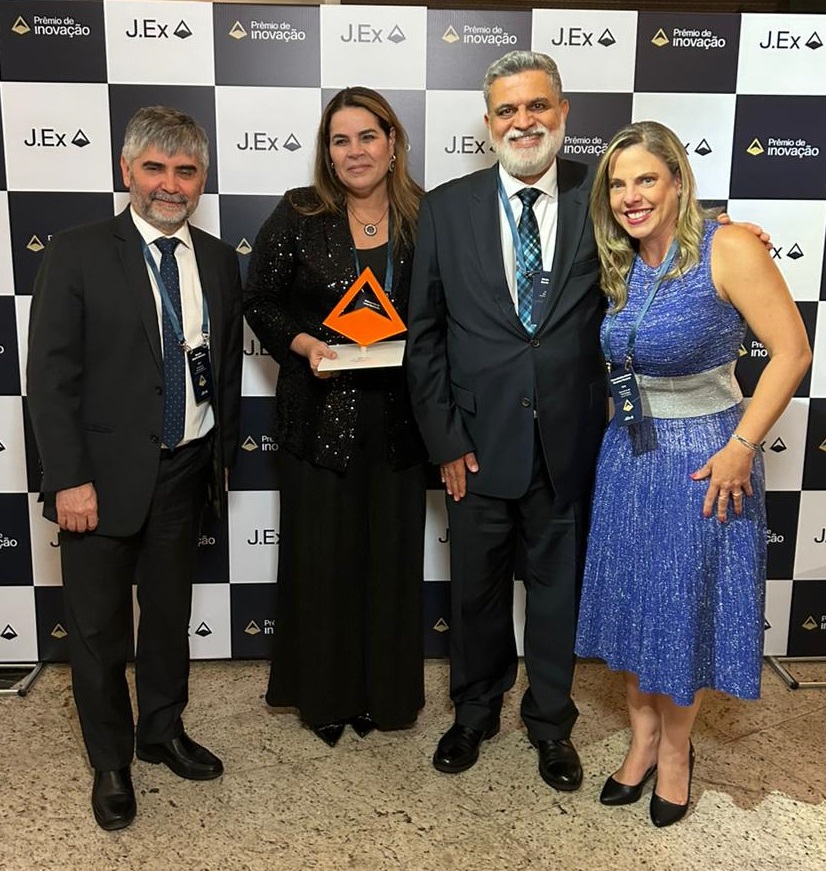 As premiadas com o presidente do CSJT/TST, ministro Lélio Bentes, e o secretário-geral do CSJT, juiz Bráulio Gusmão