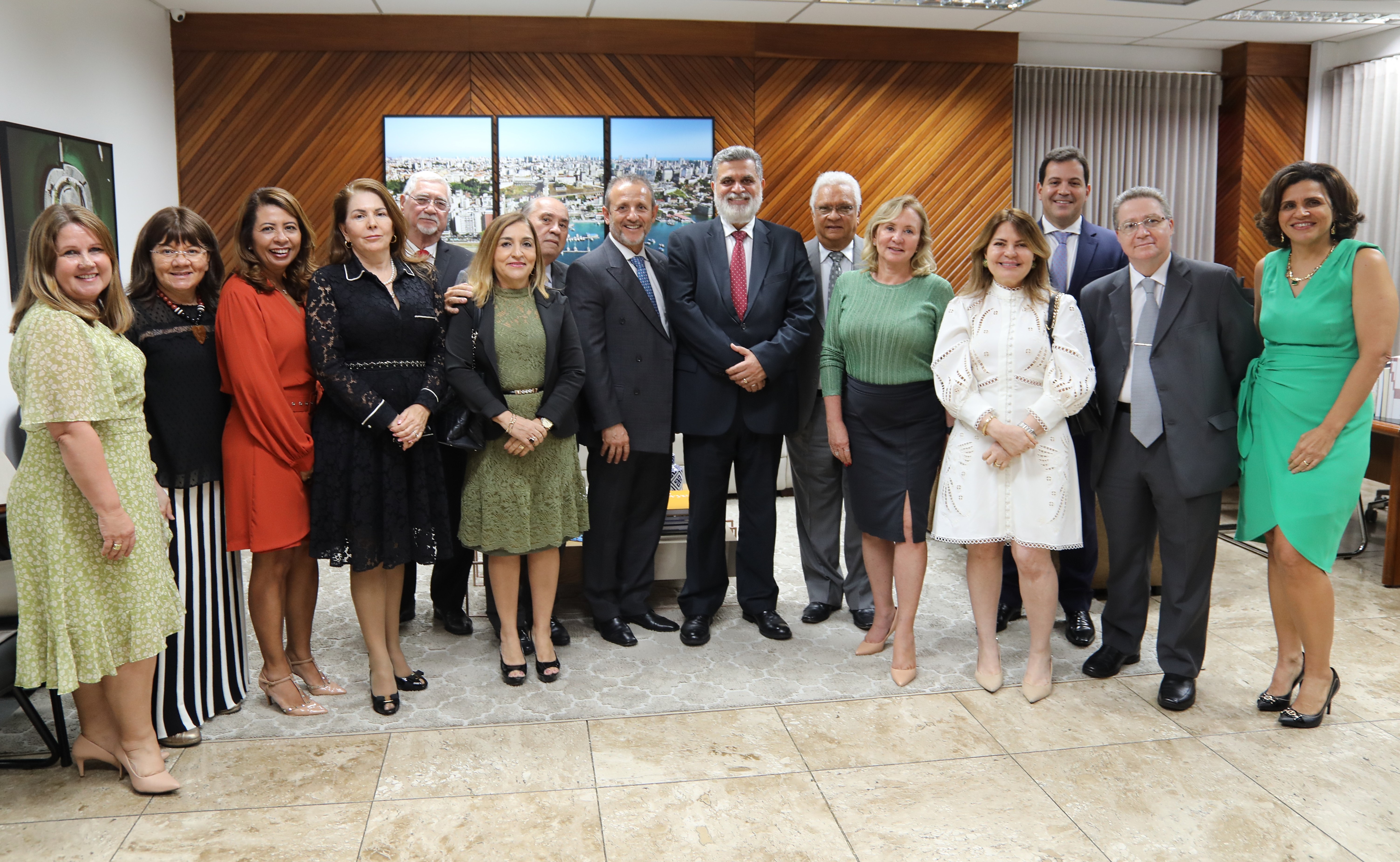 Fotografia oficial do ministro Lélio Bentes com os desembargadores e demais participantes da reunião