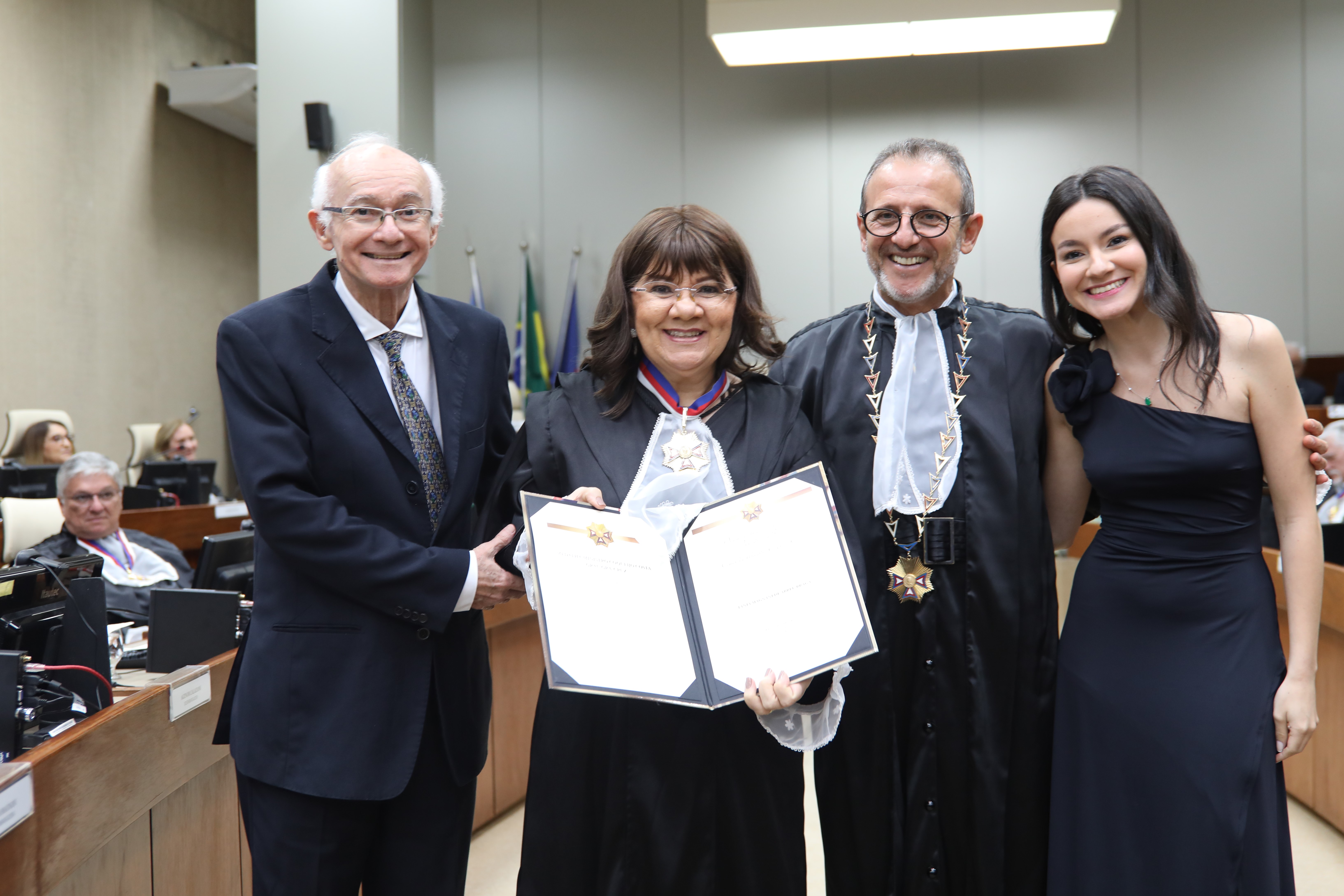  Desembargadora Tânia Magnani de Abreu Braga com o presidente do TRT-5 e sua família