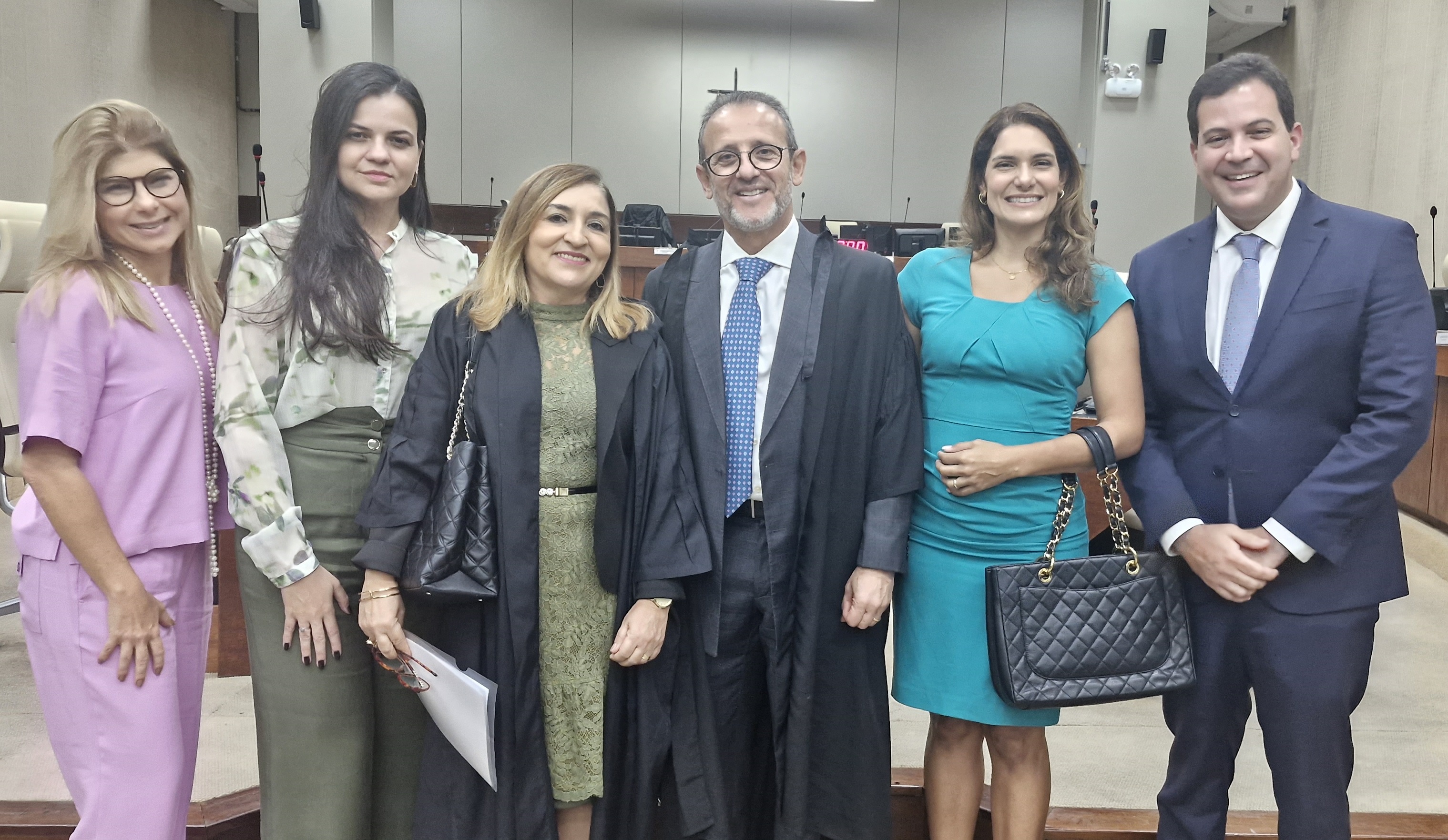 O presidente e a corregedora adjunta do TRT-5, desembargadores Jéferson Muricy e Suzana Inácio (ao centro), as magistradas selecionadas e o presidente da Amatra-5, juiz Leonardo Jorge