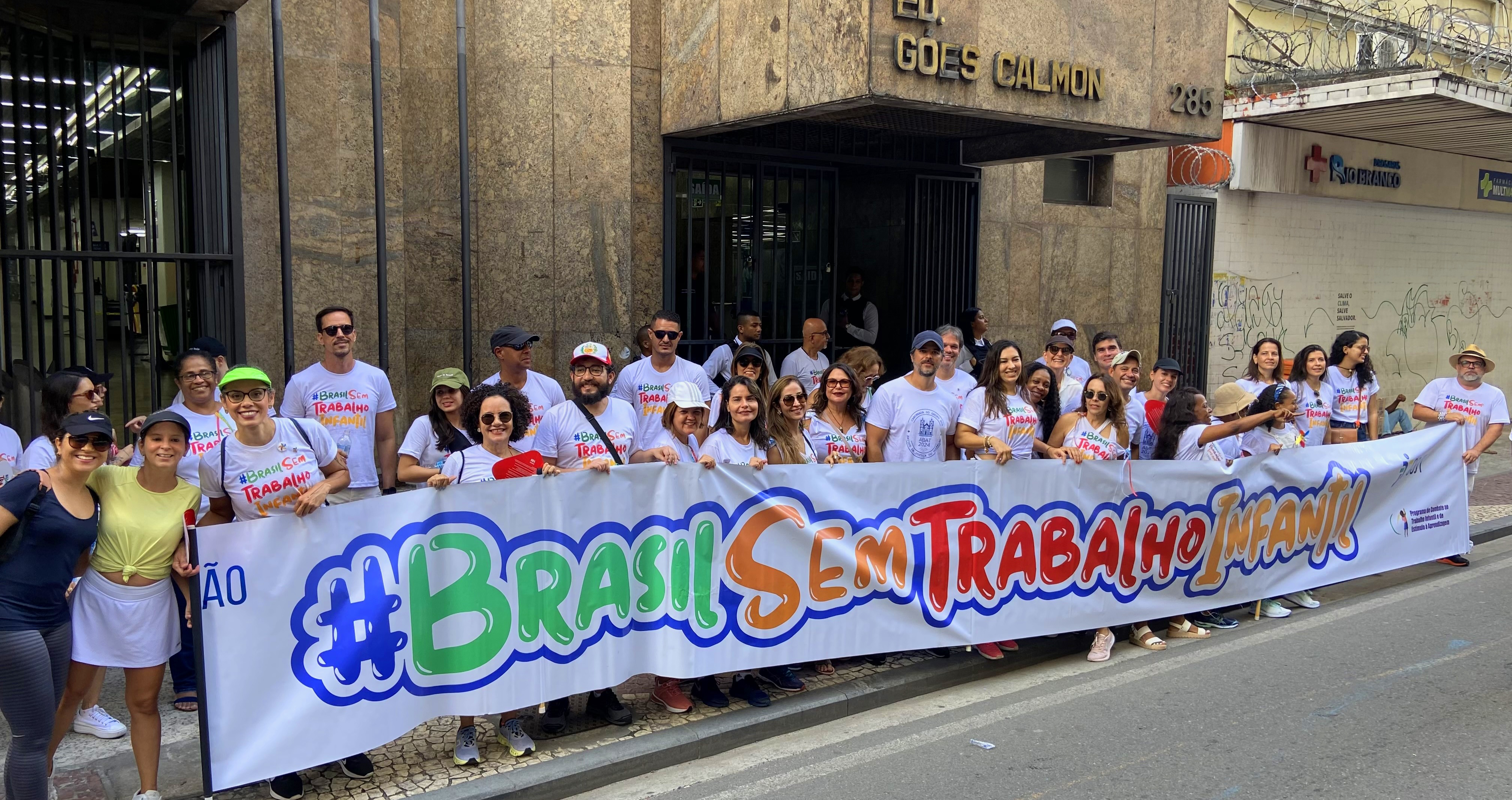 Participantes da Caminhada seguram faixa escrita # Brasil Sem Trabalho Infantil.