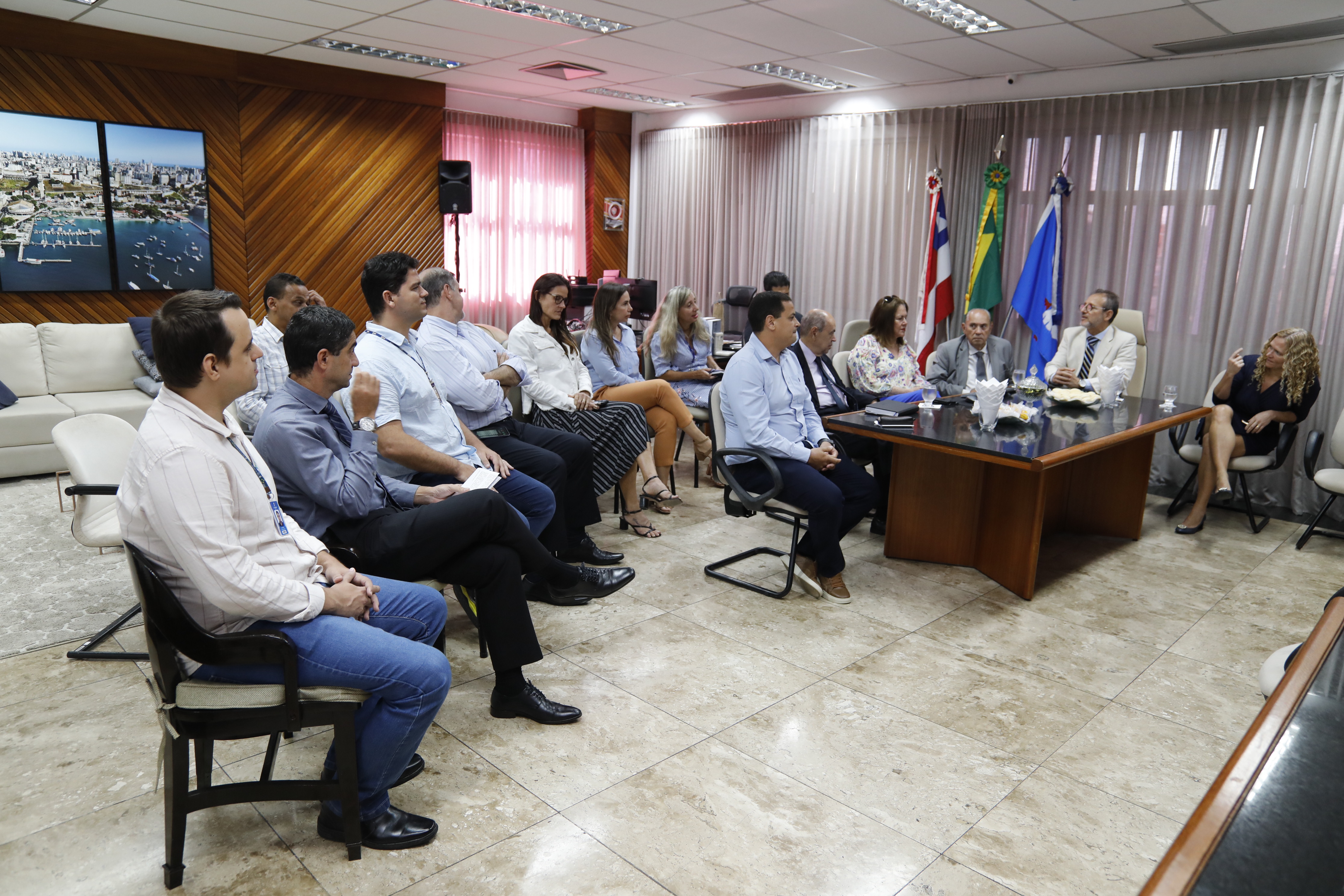 Foto da reunião com representantes das Turmas do TRT-5