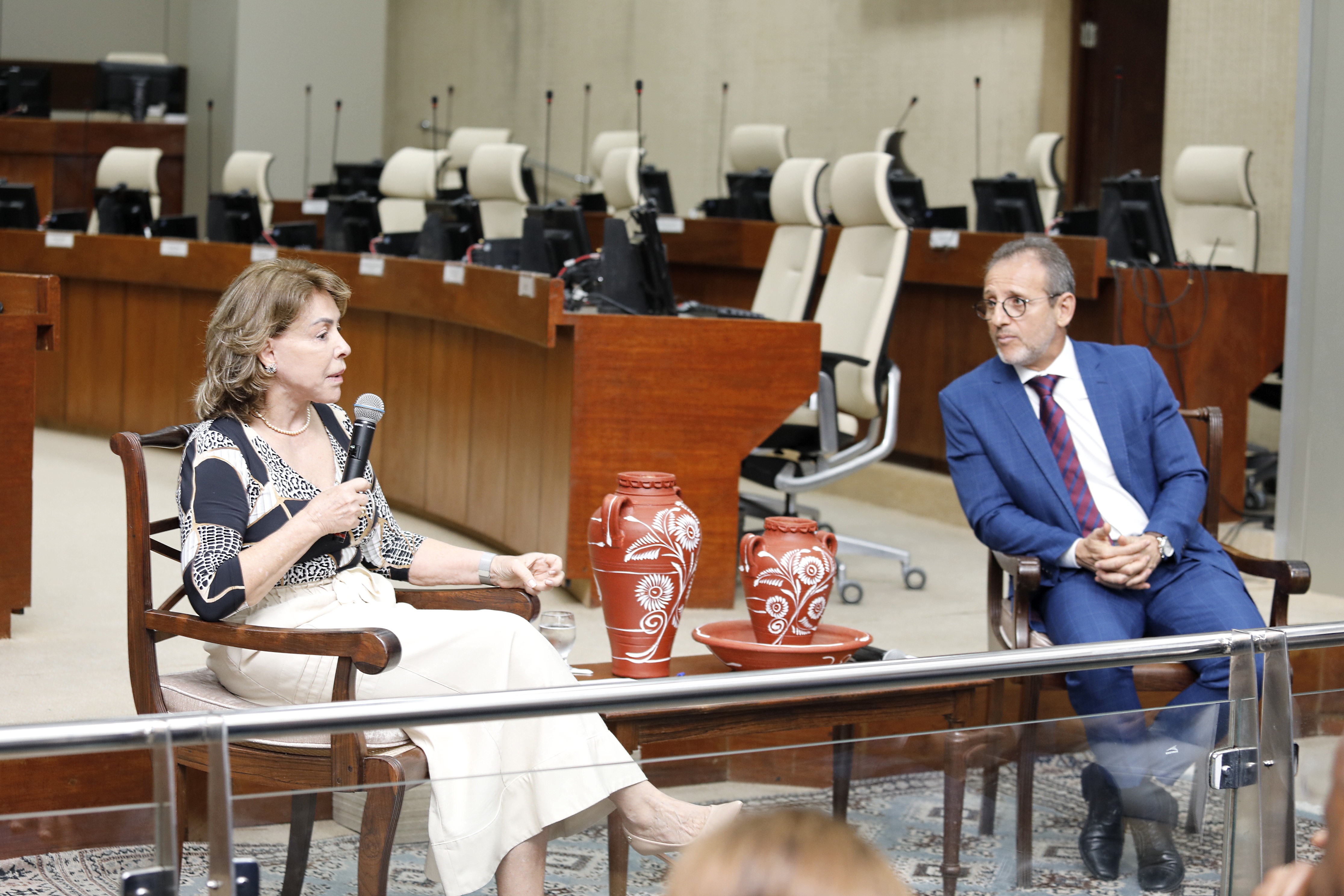 A corregedora e o presidente do TRT-5 em duas cadeiras no auditório do Pleno