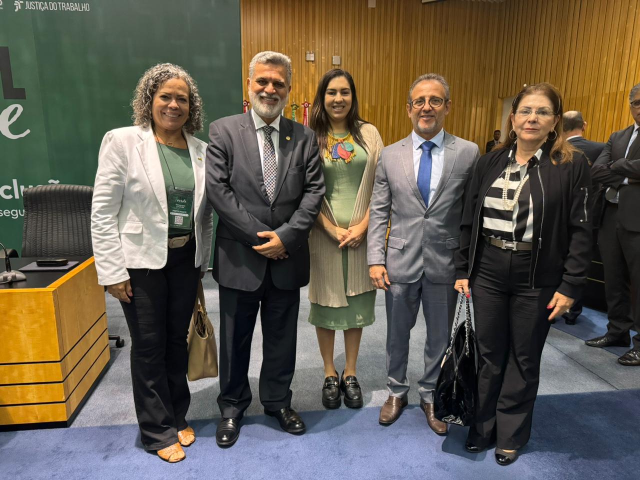 O ministro Lelio Bentes Corrêa, presidente do TST e do CSJT, com os magistrados representantes do TRT-5 