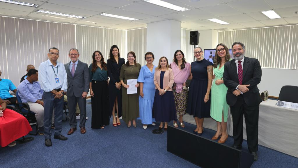 Pessoas posam para foto