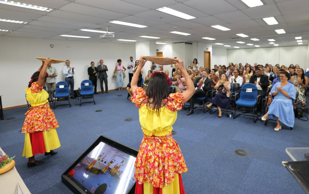 Duas meninas estão se apresentando na frente de uma plateia