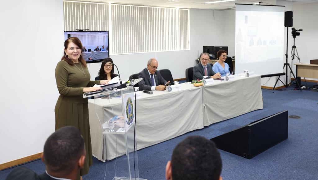 Presidente fala ao microfone